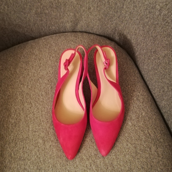 Suede Fuchsia Slingback Pumps. Size 6 1/2. - Picture 2 of 7
